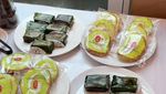 Ini Momen Sandra Dewi Nyoblos Sambil Ngemil Lemper di TPS Sultan