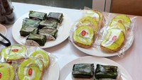 Sambil menunggu untuk nyoblos, Sandra dimanjakan dengan suguhan lemper ayam hingga kue gulung yang disediakan oleh TPS tempatnya mencoblos. Foto: Instagram @sandradewi88