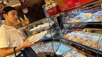 Sempat ngiler dengan lemper ayam yang ada di TPS, sang suami langsung mengajak Sandra untuk beli lemper ayam di toko kue yang sama dengan lemper di TPS. Foto: Instagram @sandradewi88