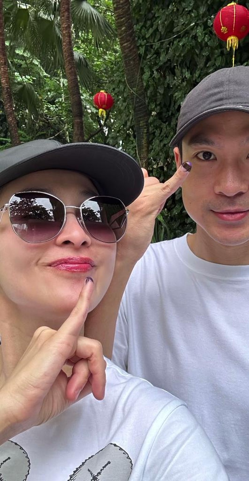 Ini Momen Sandra Dewi Nyoblos Sambil Ngemil Lemper di TPS ‘Sultan’