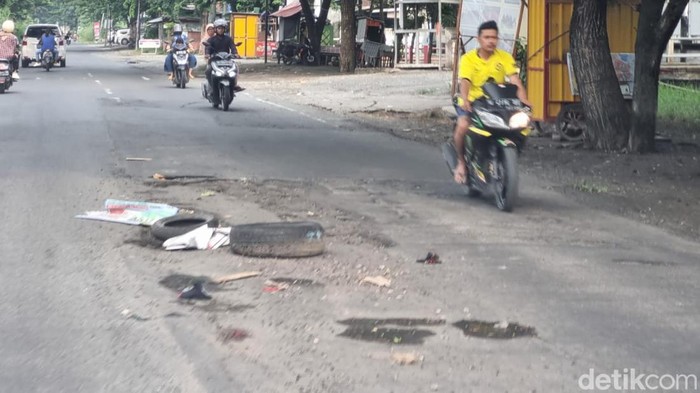 Jalanan di Gresik rusak hingga berlubang usai terendam banjir