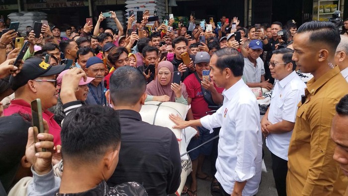 Presiden Joko Widodo (Jokowi) mengunjungi Pasar Induk Beras Cipinang (PIBC), Jakarta Timur. Dia meninjau harga beras di pasar itu.