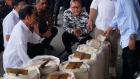 Presiden Joko Widodo (Jokowi) menyatakan stok beras melimpah di Pasar Induk Beras Cipinang (PIBC), Jakarta Timur. Dia meninjau pasar induk beras itu di tengah kelangkaan beras yang terjadi di masyarakat.