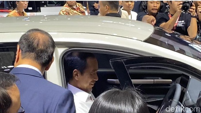 Jokowi naik mobil listrik Wuling Cloud EV di IIMS 2024