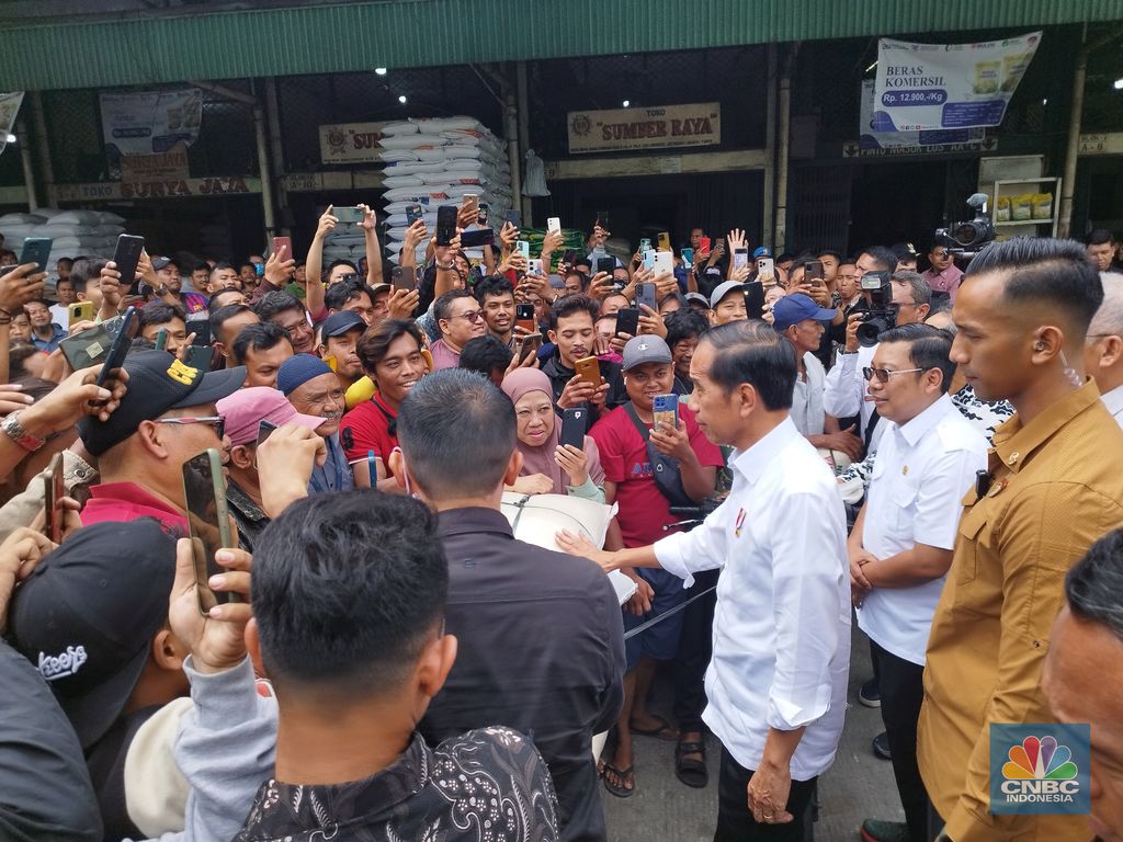Jokowi tinjau langsung Pasar Induk Beras Cipinang, Kamis (15/2/2024). (Detikcom)