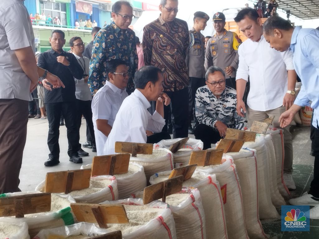 Jokowi tinjau dengan segera Pasar Induk Beras Cipinang, Kamis (15/2/2024). (Detikcom)