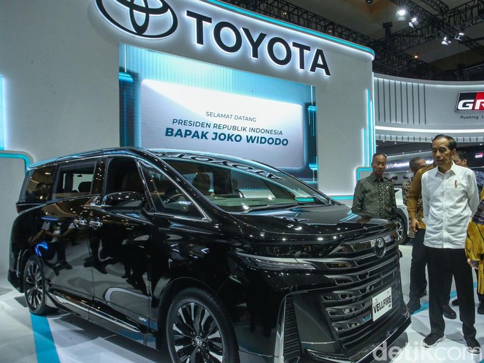 Presiden RI Jokowi meninjau booth dalam gelaran IIMS di Jiexpo Kemayoran, Jakarta, Kamis (15/2/2024).