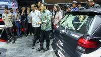 Jokowi berkeliling untuk melihat mobil-mobil baru yang dipamerkan di IIMS 2024.  