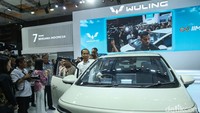 Jokowi sempat menjajal menaiki mobil Wuling yang dipamerkan di IIMS 2024.  