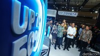 Seusai membuka pameran IIMS 2024, Jokowi langsung berkunjung ke booth-booth APM mobil.