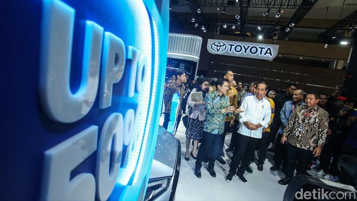 Presiden RI Jokowi meninjau booth dalam gelaran IIMS di Jiexpo Kemayoran, Jakarta, Kamis (15/2/2024).