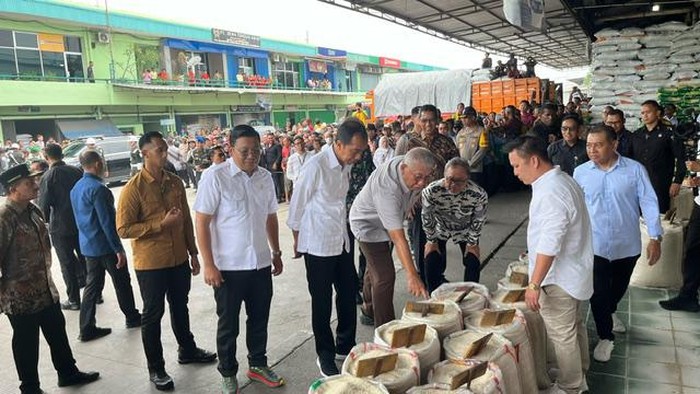 Presiden Joko Widodo (Jokowi) meninjau Pasar Induk Beras Cipinang, Jakarta Timur, Kamis (15/2/2024). Tiba di lokasi, Jokowi disambut riuh para pedagang.