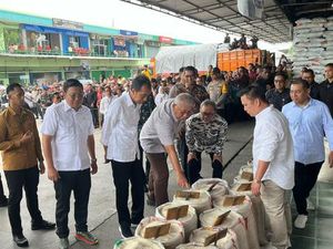Jokowi Tinjau Pasar Induk Beras Cipinang, Didampingi Zulhas-Heru Budi