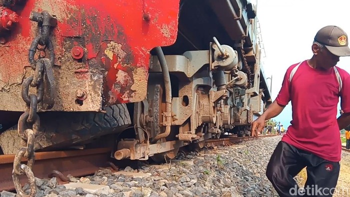KA Manahan menabrak Ddump truk di desa Luwunggede, Kecamatan Tanjung, Brebes, Jawa Tengah, Kamis (15/2/2024).