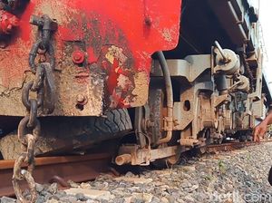 Lokomotif KA Manahan Anjlok Usai Tabrak Dump Truk di Brebes