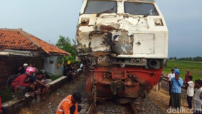 KA Manahan menabrak Ddump truk di desa Luwunggede, Kecamatan Tanjung, Brebes, Jawa Tengah, Kamis (15/2/2024).
