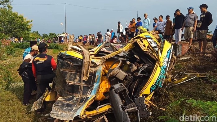 KA Manahan menabrak Ddump truk di desa Luwunggede, Kecamatan Tanjung, Brebes, Jawa Tengah, Kamis (15/2/2024).