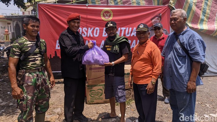 Kabinda Jateng Brigjen TNI Andi Sulaiman di lokasi pengungsian warga terdampak banjir di Karanganyar, Demak, Kamis (15/2/2024).
