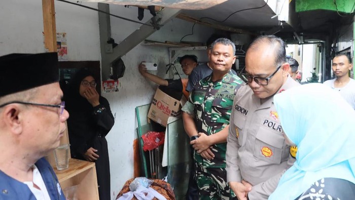 Kapolres Metro Jakarta Utara Kombes Gidio Arif Setyawan melayat ke rumah duka Ketua KPPS di Koja yang meningga usai bertugas, Rabu (14/2/2024) kemarin.