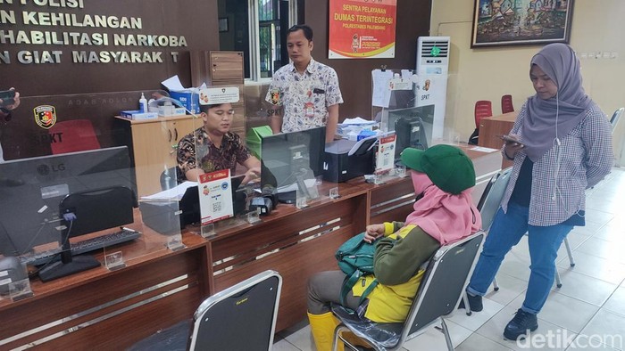 Kartika saat melapor ke Mapolrestabes Palembang.