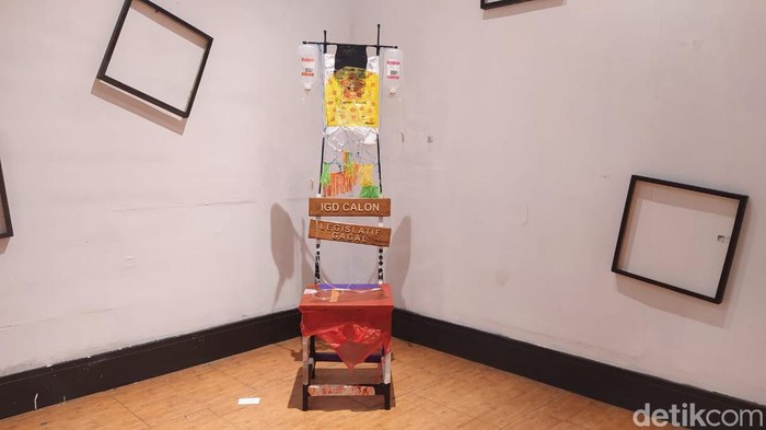 Karya seni IGD Calon Legislatif Gagal dipamerkan di Galeri Raos, Kota Batu.