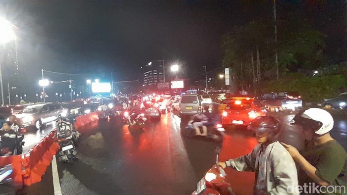 Kemacetan yang terjadi di Simpang 5 DPRD Sumsel.