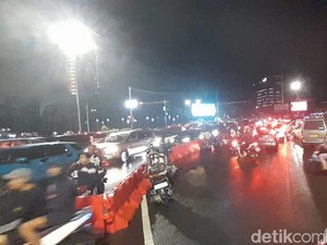 Hujan 2,5 Jam di Palembang, Kendaraan Warga Terjebak hingga Mogok