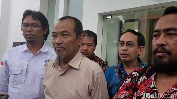 Ketua bidang advokasi dan proses tim hukum nasional (THN) Jawa Tengah, Anis Priyo Anshori (tengah) ditemui di Kantor KPU Solo, Kamis (15/2).