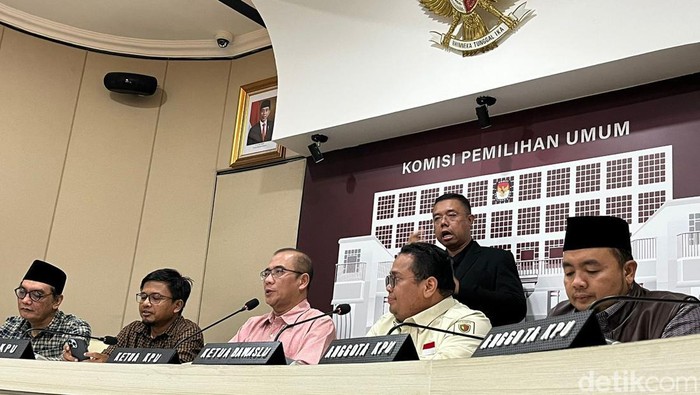 Ketua KPU Hasyim Asyari (tengah, baju merah muda) (Anggi/detikcom)