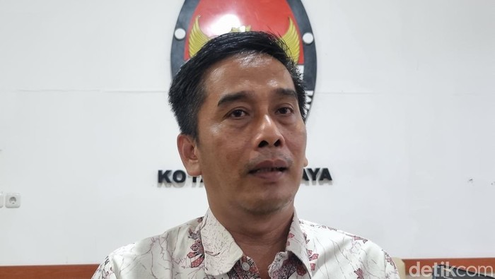 Ketua KPU Surabaya Nur Syamsi di kantornya.