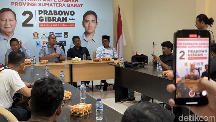 Ketua TKD Prabowo-Gibran Sumbar Andre Rosiade menyampaikan keterangan pers di kantor TKD