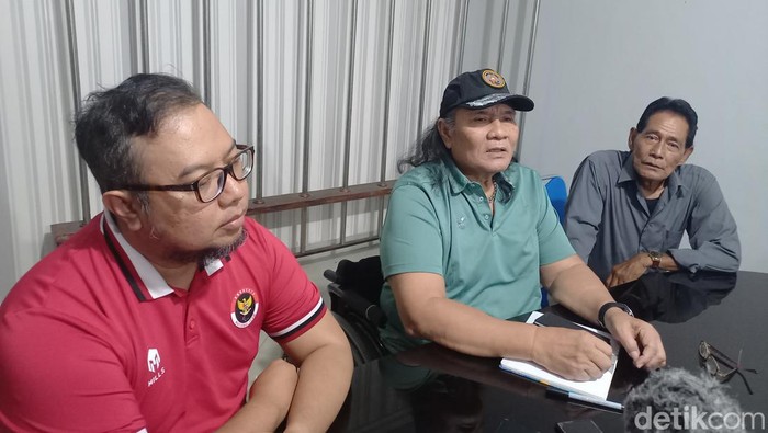 Ketum NPC Indonesia Senny Marbun (bertopi) dan Wakil Sekjen NPC Indonesia Rima Ferdianto (kaus merah), saat konferensi pers di Kantor NPC, Solo, Kamis (15/2/2024).