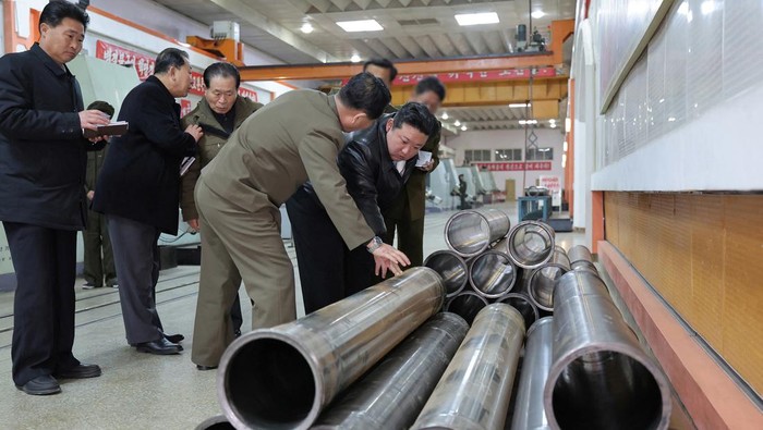 Kim Jong Un Cek Pabrik Senjata Saat Semenanjung Korea Memanas North Korean leader Kim Jong Un inspects an armaments factory at an undisclosed location in North Korea in this picture released by the Korean Central News Agency on February 15, 2024. KCNA via REUTERS ATTENTION EDITORS - THIS IMAGE WAS PROVIDED BY A THIRD PARTY. REUTERS IS UNABLE TO INDEPENDENTLY VERIFY THIS IMAGE. NO THIRD PARTY SALES. SOUTH KOREA OUT. NO COMMERCIAL OR EDITORIAL SALES IN SOUTH KOREA. IMAGE BLURRED AT SOURCE