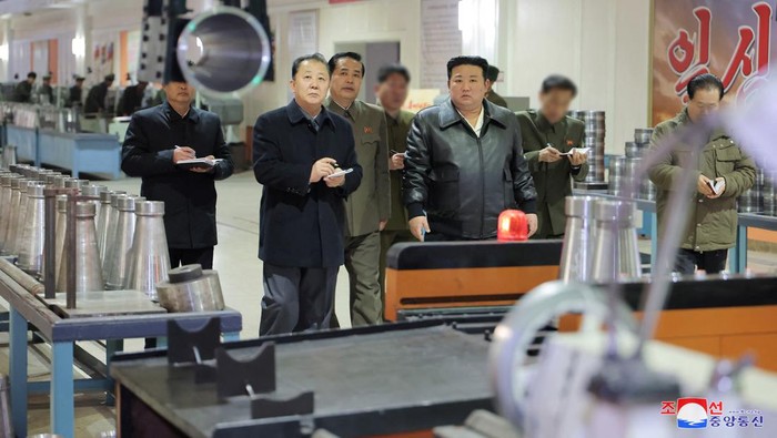 Kim Jong Un Cek Pabrik Senjata Saat Semenanjung Korea Memanas North Korean leader Kim Jong Un inspects an armaments factory at an undisclosed location in North Korea in this picture released by the Korean Central News Agency on February 15, 2024. KCNA via REUTERS ATTENTION EDITORS - THIS IMAGE WAS PROVIDED BY A THIRD PARTY. REUTERS IS UNABLE TO INDEPENDENTLY VERIFY THIS IMAGE. NO THIRD PARTY SALES. SOUTH KOREA OUT. NO COMMERCIAL OR EDITORIAL SALES IN SOUTH KOREA. IMAGE BLURRED AT SOURCE