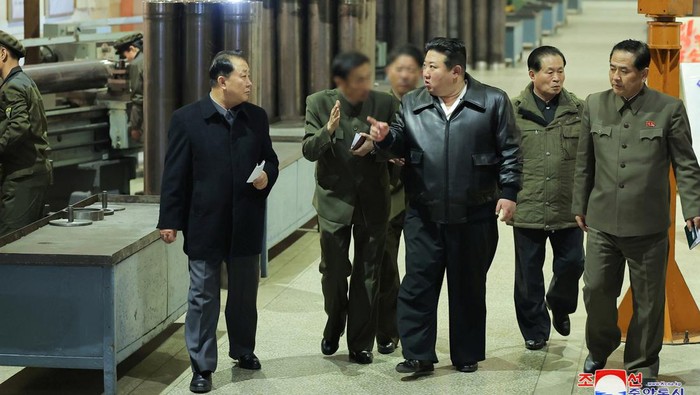 Kim Jong Un Cek Pabrik Senjata Saat Semenanjung Korea Memanas North Korean leader Kim Jong Un inspects an armaments factory at an undisclosed location in North Korea in this picture released by the Korean Central News Agency on February 15, 2024. KCNA via REUTERS ATTENTION EDITORS - THIS IMAGE WAS PROVIDED BY A THIRD PARTY. REUTERS IS UNABLE TO INDEPENDENTLY VERIFY THIS IMAGE. NO THIRD PARTY SALES. SOUTH KOREA OUT. NO COMMERCIAL OR EDITORIAL SALES IN SOUTH KOREA. IMAGE BLURRED AT SOURCE