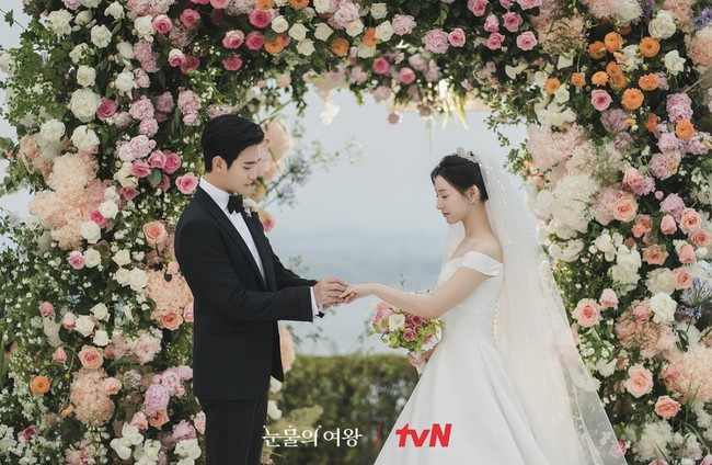 Karena perbedaan status sosial, pernikahan mereka menghebohkan seantero Korea. Kim Soo Hyun juga mendapat tekanan dari keluarga konglomerat Kim Ji Won dalam drama Korea Queen of Tears. Foto: dok. tvN