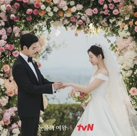 Karena perbedaan status sosial, pernikahan mereka menghebohkan seantero Korea. Kim Soo Hyun juga mendapat tekanan dari keluarga konglomerat Kim Ji Won dalam drama Korea Queen of Tears. Foto: dok. tvN