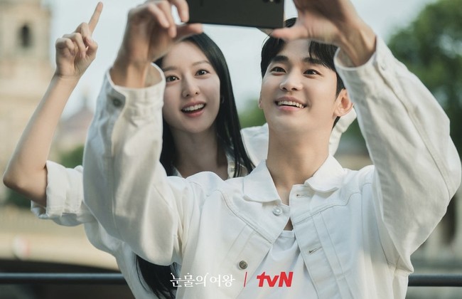 Aura bahagia terpancar dari wajah keduanya setelah resmi menjadi suami istri. Foto: dok. tvN