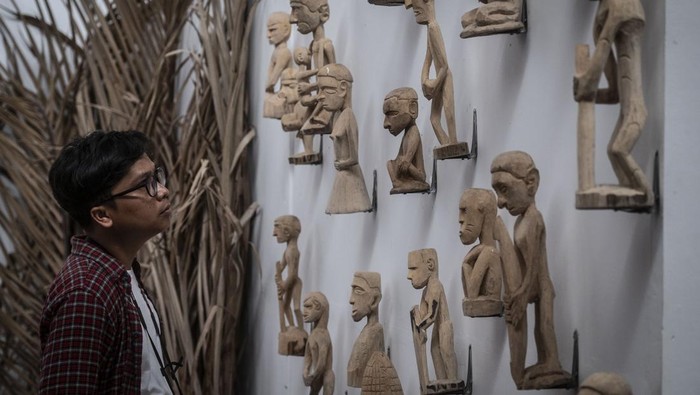 Koleksi Museum Kebudayaan dan Kemajuan Asmat Seorang pengunjung berjalan di depan Museum Kebudayaan dan Kemajuan Asmat di Distrik Agats, Kabupaten Asmat, Papua Selatan, Kamis (15/2/2024). Museum yang didirikan pada tahun 1973 itu memiliki 1.200 koleksi yang berasal dari seluruh pelosok Asmat seperti tifa, perisai, tombak, dan patung. ANTARA FOTO/Aprillio Akbar/tom.