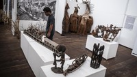Museum ini memiliki 1.200 koleksi yang berasal dari seluruh pelosok Asmat seperti tifa, perisai, tombak, dan patung.  