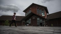 Seorang pengunjung berjalan di depan Museum Kebudayaan dan Kemajuan Asmat di Distrik Agats, Kabupaten Asmat, Papua Selatan.  