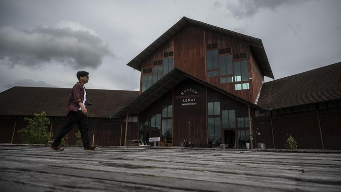 Koleksi Museum Kebudayaan dan Kemajuan Asmat Seorang pengunjung berjalan di depan Museum Kebudayaan dan Kemajuan Asmat di Distrik Agats, Kabupaten Asmat, Papua Selatan, Kamis (15/2/2024). Museum yang didirikan pada tahun 1973 itu memiliki 1.200 koleksi yang berasal dari seluruh pelosok Asmat seperti tifa, perisai, tombak, dan patung. ANTARA FOTO/Aprillio Akbar/tom.
