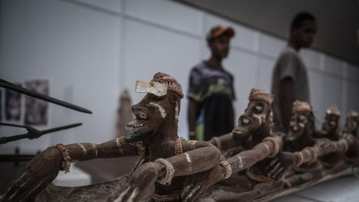 Koleksi Museum Kebudayaan dan Kemajuan Asmat Seorang pengunjung berjalan di depan Museum Kebudayaan dan Kemajuan Asmat di Distrik Agats, Kabupaten Asmat, Papua Selatan, Kamis (15/2/2024). Museum yang didirikan pada tahun 1973 itu memiliki 1.200 koleksi yang berasal dari seluruh pelosok Asmat seperti tifa, perisai, tombak, dan patung. ANTARA FOTO/Aprillio Akbar/tom.
