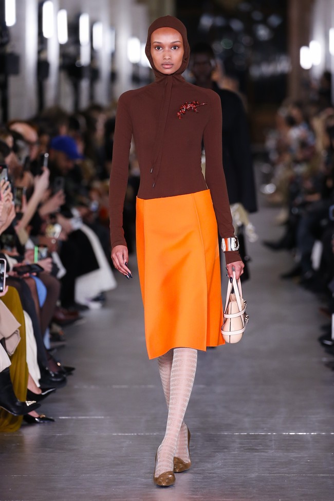 Inilah koleksi terbaru Tory Burch Fall/Winter 2024. Fashion show Tory Burch untuk koleksi fall/winter 2024 digelar di New York Public Library bersamaan dengan perayaan 20 tahun brand asal Amerika Serika ini.  Foto: Dok. Tory Burch.