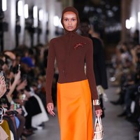 Inilah koleksi terbaru Tory Burch Fall/Winter 2024. Fashion show Tory Burch untuk koleksi fall/winter 2024 digelar di New York Public Library bersamaan dengan perayaan 20 tahun brand asal Amerika Serika ini.  Foto: Dok. Tory Burch.