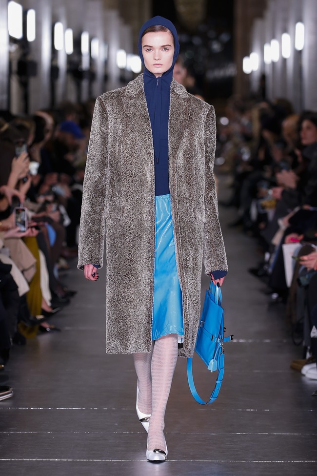 Inilah koleksi terbaru Tory Burch Fall/Winter 2024. Fashion show Tory Burch untuk koleksi fall/winter 2024 digelar di New York Public Library bersamaan dengan perayaan 20 tahun brand asal Amerika Serika ini. Foto: Dok. Tory Burch.