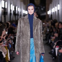 Inilah koleksi terbaru Tory Burch Fall/Winter 2024. Fashion show Tory Burch untuk koleksi fall/winter 2024 digelar di New York Public Library bersamaan dengan perayaan 20 tahun brand asal Amerika Serika ini. Foto: Dok. Tory Burch.