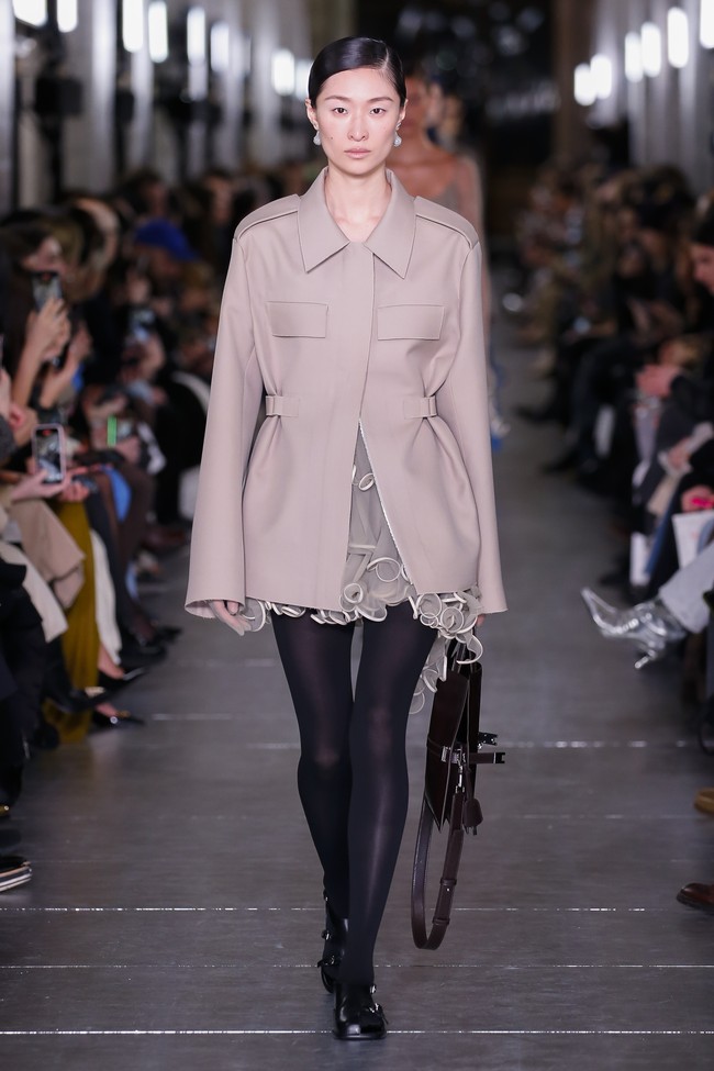 Inilah koleksi terbaru Tory Burch Fall/Winter 2024. Fashion show Tory Burch untuk koleksi fall/winter 2024 digelar di New York Public Library bersamaan dengan perayaan 20 tahun brand asal Amerika Serika ini.  Foto: Dok. Tory Burch.