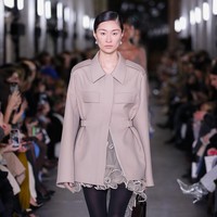 Inilah koleksi terbaru Tory Burch Fall/Winter 2024. Fashion show Tory Burch untuk koleksi fall/winter 2024 digelar di New York Public Library bersamaan dengan perayaan 20 tahun brand asal Amerika Serika ini.  Foto: Dok. Tory Burch.