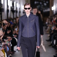 Inilah koleksi terbaru Tory Burch Fall/Winter 2024. Fashion show Tory Burch untuk koleksi fall/winter 2024 digelar di New York Public Library bersamaan dengan perayaan 20 tahun brand asal Amerika Serika ini. Foto: Dok. Tory Burch.